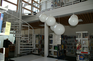 Bibliothek mit Aufgang zur Empore