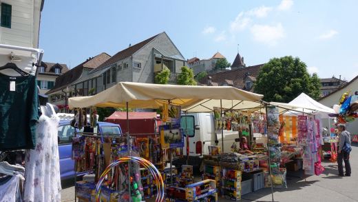 Mai-Markt 2018 vor dem Gemeindehaus mit Blick aufs Schloss. Alle Bilder: Michel Brönnimann