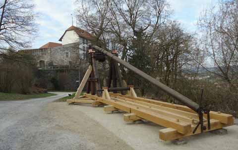 Blide (mittelalterliche Wurfmaschine) (oben rechts klicken Bild vergrössern)